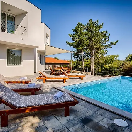 Modern With Pool, Whirpool In Quiet Area - By Traveler Tourist Agency Krk Id 2180 * Gostinjac