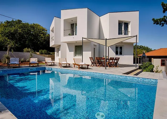 Modern With Pool, Whirpool In Quiet Area - By Traveler Tourist Agency Krk Id 2180 * Gostinjac
