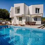 Modern With Pool, Whirpool In Quiet Area - By Traveler Tourist Agency Krk Id 2180 * Gostinjac